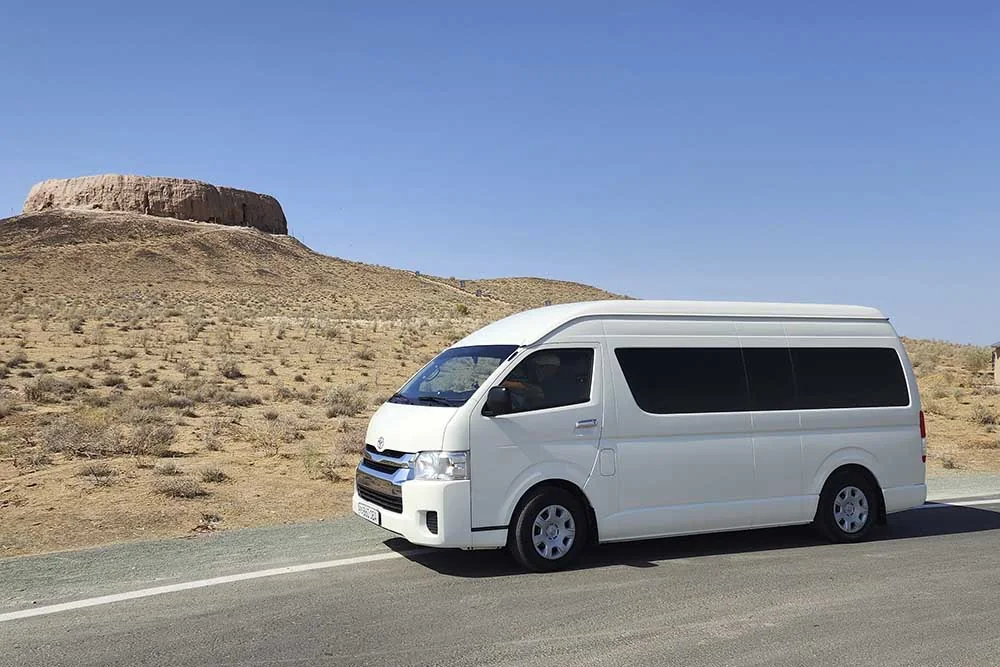 Фото: Мини-автобус Toyota Hiace