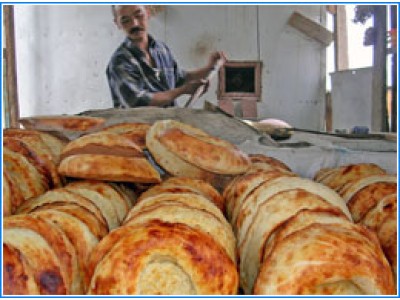 Just now baked flat round cakes (bread)