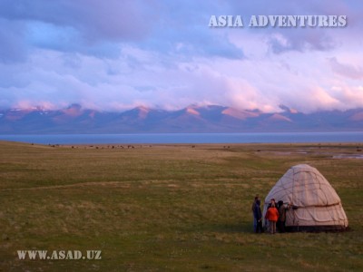 Юрта на берегу озера Сон-куль, Киргизстан